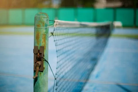Selective focus to old tennis net with blurry green background. Tennis game.  Foto stock