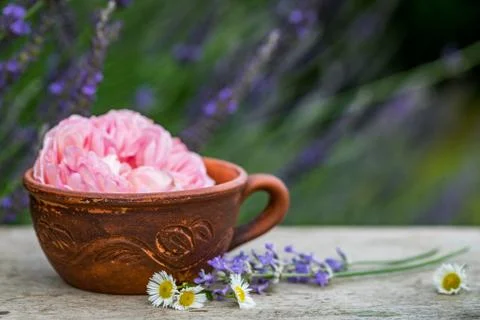 Selective focus old vintage ceramic cup of tea with flowers. Old rustic woode Foto stock