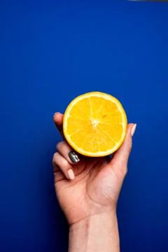 Selective focus, orange in hand Foto stock