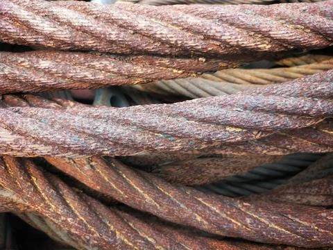Selective focus of a pile of rusty wire slings. Foto stock