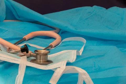 Selective focus on a pink stethoscope standing on medical elements indispens9076 Foto stock