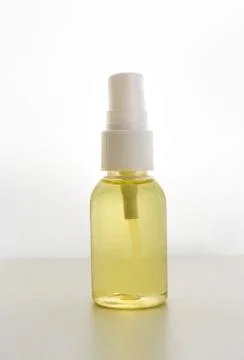Selective focus, plastic spray jar with cosmetic oil Foto stock