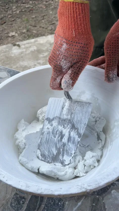 Selective focus preparing wall putty in container Stockbeeldmateriaal 334329544