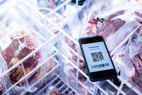 Selective focus to QR code tag on smartphone with blurry meat products in the Stockfoto's