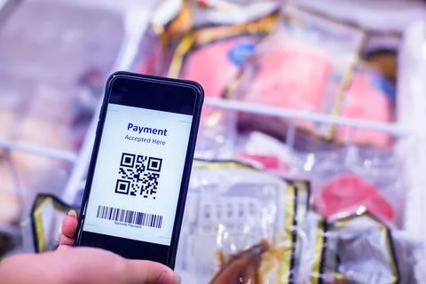 Selective focus to QR code tag on smartphone with blurry  frozen food at supe Stockfoto's