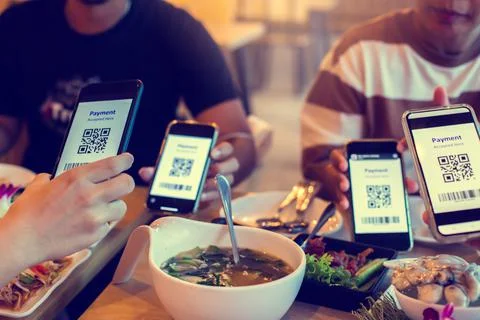 Selective focus to QR code tag and Barcode on smartphone in hands with blurry Stockfoto's