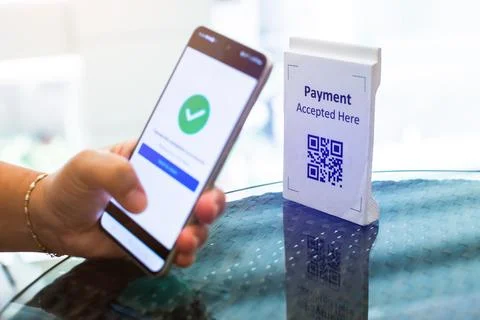 Selective focus to QR code tag with blurry smartphone display the payment p.. Stockfoto's
