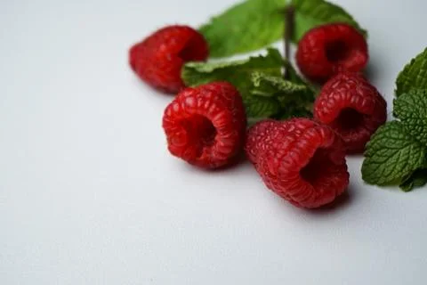 Selective focus, raspberry berries with mint, macro Foto stock