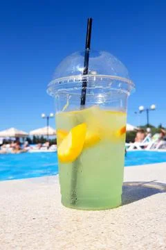 Selective focus. Refreshing mojito on the side of the pool. Summer heat. Blurred Foto stock