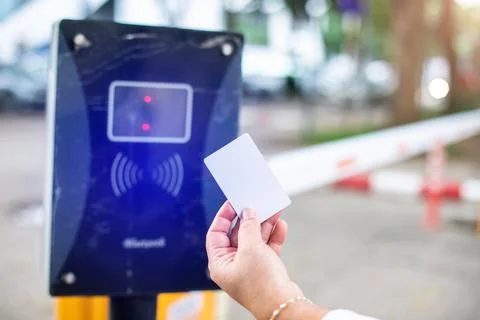 Selective focus to RFID reader with blurry RFID card in hand of driver for .. Stockfoto's