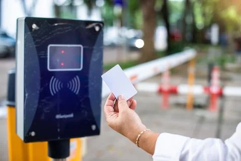 Selective focus to RFID reader with blurry RFID card in hand of driver for .. Stockfoto's