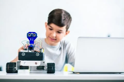 Selective focus of a robot being tested by a little boy Foto stock