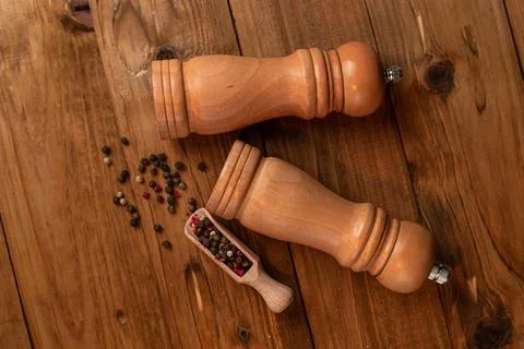 Selective focus of salt and pepper grinders Foto stock