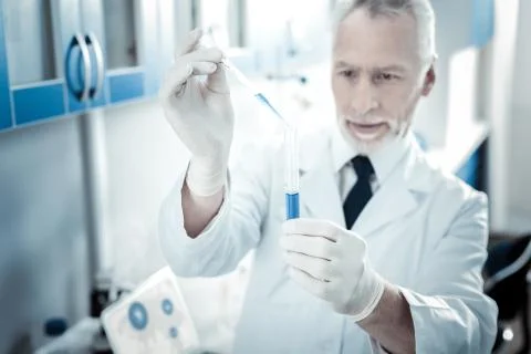 Selective focus of a sample being taken from the test tube Stockfoto's