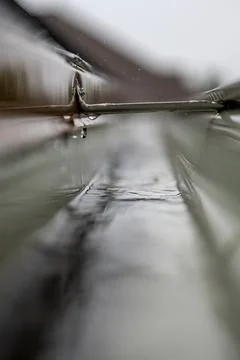 Selective focus on a section of residential guttering with hanger conveying Foto stock