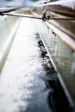 Selective focus on a section of residential guttering with hanger conveying Foto stock