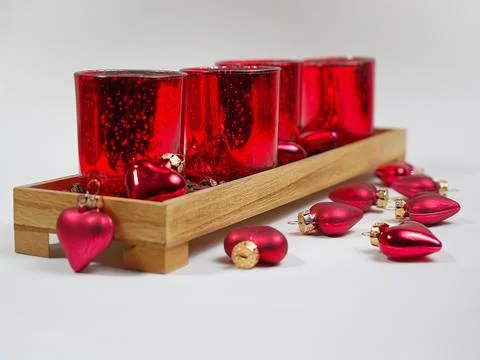 Selective focus shot of vibrant candlesticks and heart-shaped red Christmas.. Foto stock