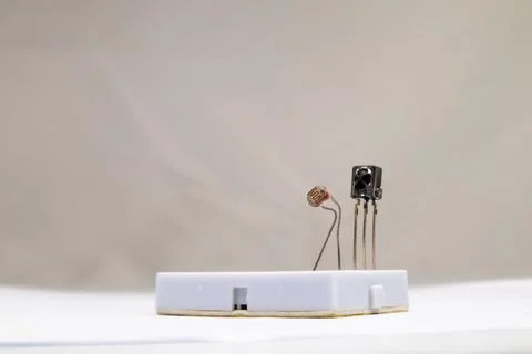 Selective focus side view of an LDR and an IR receiver embedded in the projec Foto stock