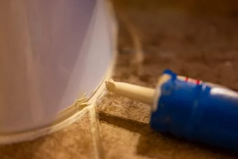 Selective focus on silicone caulking ready to be applied around the seal of a Foto stock