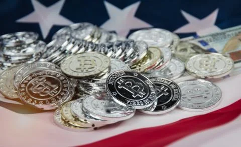 IN selective focus of silver bitcoin put on group of blurred bitcoin,warm lig 库存照片