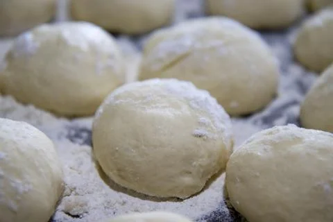 Selective focus on small and neat balls of air dough for baking sweet pies  Stock-Fotos
