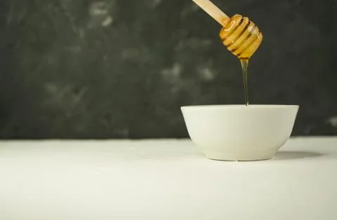 Selective focus, small Cup with natural honey and spoon Foto stock