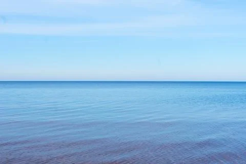 Selective focus, smooth horizon line, blue lake Foto stock