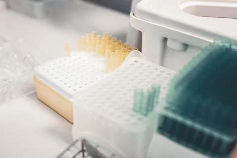 Selective focus of test tubes in plastic holders Foto stock