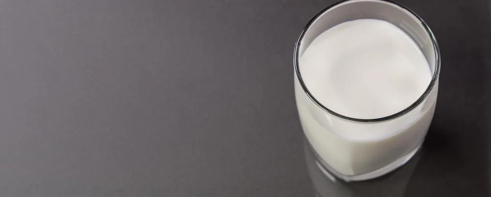 Selective focus top view of a clear glass of milk against the background of.. Foto stock