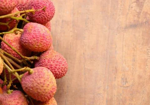 Selective focus top view fresh Lychee fruit on wood table Foto stock