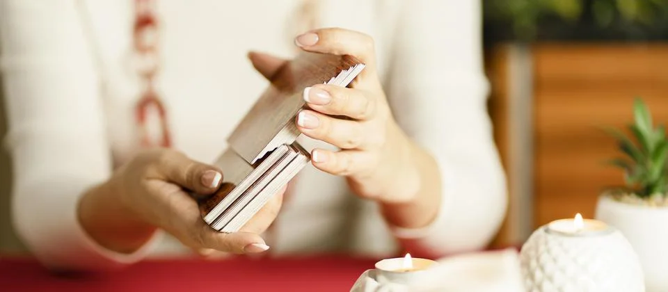 Selective Focus of two hands shuffling and adjusting tarot cards Foto stock