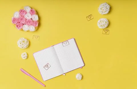 Selective focus. Valentine's day layout. pink notepad Foto stock