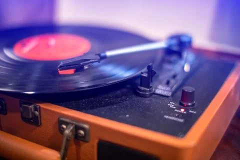 Selective focus to vintage record player on a table in a music studio playi.. Stock-Fotos