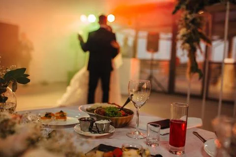 Selective focus on the wedding table with drinks and food in the background Foto stock