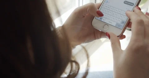 Selective focus of woman's hand writing message in a smart phone. Stock Footage 127284539