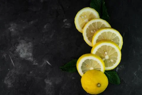Selective focus, yellow lemon rings on dark background Foto stock