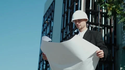 Selective focus of young caucasian civil engineer wearing safety helmet and vest Vidéo 249263045