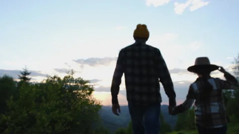 Selective focus of young father and daughter walking on mountains hill Видео 195873213
