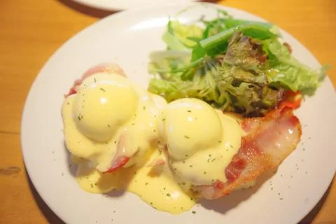 Selective Focused Eggs Benedict, a sandwich consists of 2 halves of English m Stock Photos