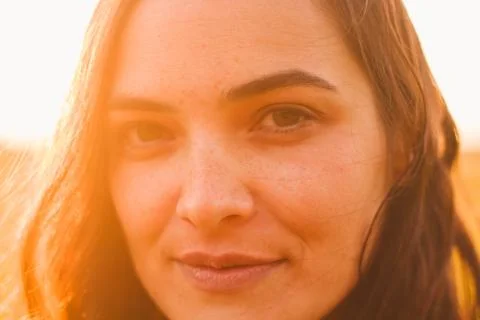 Selective soft focus  candid portrait of beautiful young woman with freckles  Foto stock