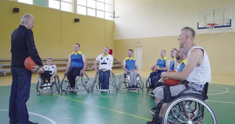 Selector I explain new tactics to basketball players in wheelchairs, persons Video stock 172170984