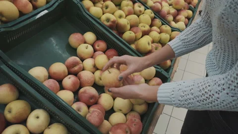 Selects the apples on the market Stock Footage 95402555