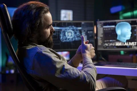 Self aware artificial intelligence becoming alive, talking with IT professional Foto stock