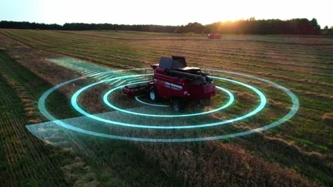 Self-driving autonomous harvester scans farm field during harvesting. Hybrid Vídeos de archivo 225423334