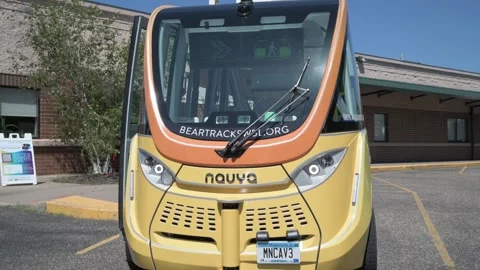A self-driving low speed multi-passenger electric shuttle Video stock 250360968