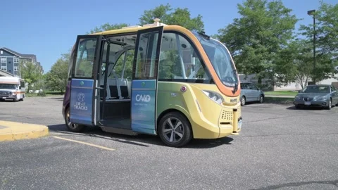 A self-driving low speed multi-passenger electric shuttle Video stock 250361004
