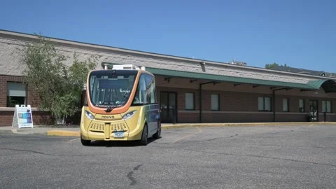 A self-driving low speed multi-passenger electric shuttle Video stock 250361034