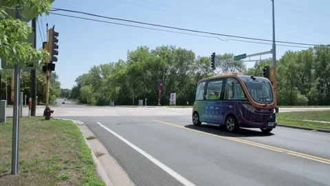 A self-driving low speed multi-passenger electric shuttle Video stock 250361070