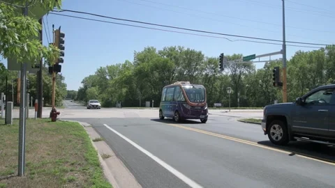 A self-driving low speed multi-passenger electric shuttle Video stock 250361211