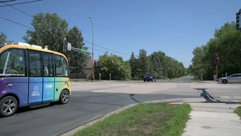 A self-driving low speed multi-passenger electric shuttle Video stock 250361252